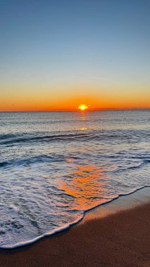 Günbatımı okyanus dalgaları Yüksek kalite 4K görüntü