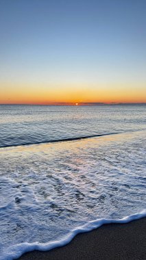 Günbatımı okyanus dalgaları Yüksek kalite 4K görüntü