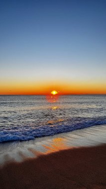 Günbatımı okyanus dalgaları Yüksek kalite 4K görüntü