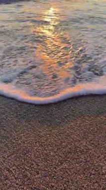 Günbatımı okyanus dalgaları Yüksek kalite 4K görüntü