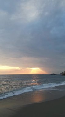 Günbatımı okyanus dalgaları. Günbatımı okyanus ufku. Yüksek kalite 4k görüntü