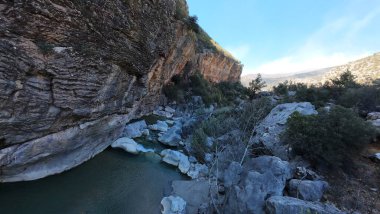 Nehir kayalık geçidi. Yüksek kalite fotoğraf