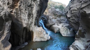 Rocky Nehri Kanyonu. Kayalık akıntıyı temizleyin. Yüksek kalite fotoğraf