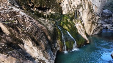 Rocky Nehri Kanyonu. Kayalık akıntıyı temizleyin. Yüksek kalite fotoğraf