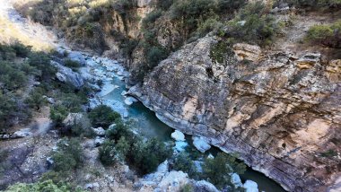 Nehir kayalık geçidi. Yüksek kalite fotoğraf