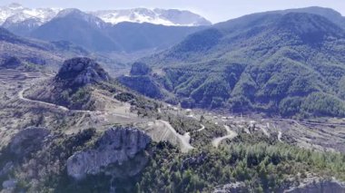 Kayalık dereyi temizleyin. Yüksek kalite fotoğraf