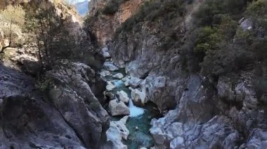 Kayalık dereyi temizleyin. Yüksek kalite fotoğraf