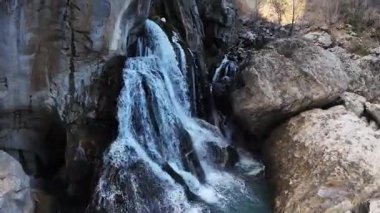 Rocky Nehri Kanyonu. Kayalık akıntıyı temizleyin. Yüksek kalite fotoğraf