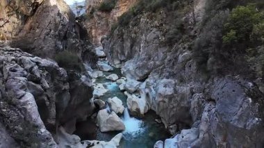 Kayalık dereyi temizleyin. Yüksek kalite fotoğraf