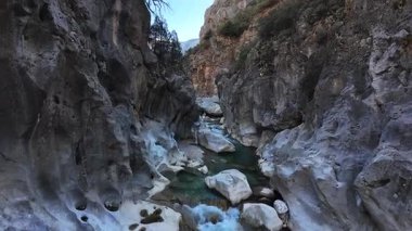 Kayalık dereyi temizleyin. Yüksek kalite fotoğraf