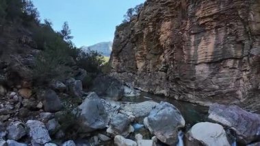 Kayalık dereyi temizleyin. Yüksek kalite fotoğraf