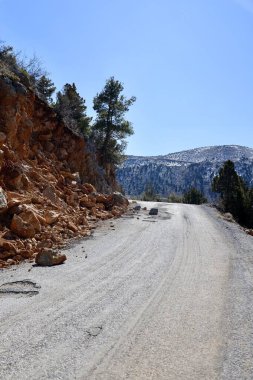 Bir dağ yolunda çığ düştü. Yüksek kalite fotoğraf