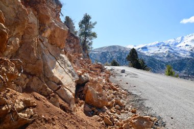 Bir dağ yolunda çığ düştü. Yüksek kalite fotoğraf