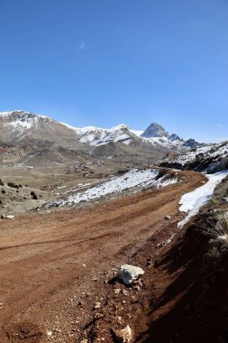 Karlı dağ yolu. Yüksek kalite fotoğraf