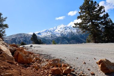 Bir dağ yolunda çığ düştü. Yüksek kalite fotoğraf