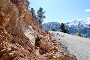 Bir dağ yolunda çığ düştü. Yüksek kalite fotoğraf