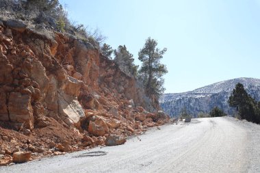Bir dağ yolunda çığ düştü. Yüksek kalite fotoğraf