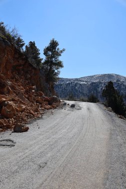 Bir dağ yolunda çığ düştü. Yüksek kalite fotoğraf