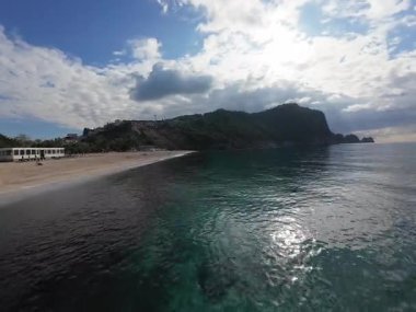 Sahil, su, kayalıklar. Yüksek kalite 4k görüntü