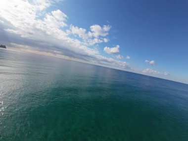 Sahil, su, kayalıklar. Yüksek kalite 4k görüntü