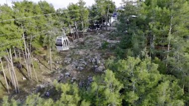 Kablolu araba ağaçları, kablolu araba yolculuğu. Yüksek kalite fotoğraf