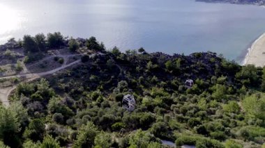 Sahildeki yamaçtaki bitki örtüsü. Kablolu araba yolculuğu. Yüksek kalite fotoğraf