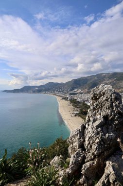 Kıyı ormanı kayalıkları. Turkuaz su