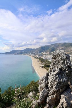 Kıyı ormanı kayalıkları. Turkuaz su