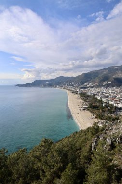 Kıyı ormanı kayalıkları. Turkuaz su