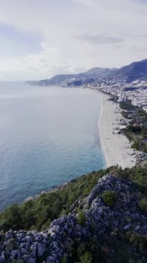 Kıyı ormanı kayalıkları. Turkuaz su