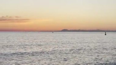 Günbatımı okyanus ufku, ufukta dağlar