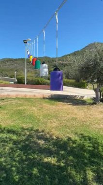 Tepenin tepesinde renkli fenerler. tatil köyü.