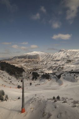 Karlı dağ yamacı. Yüksek kalite fotoğraf