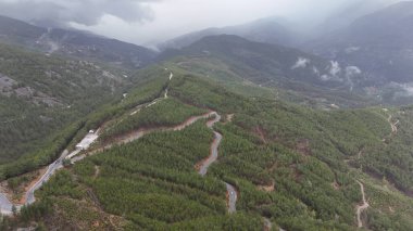 Dağlık, dolambaçlı bir arazi. Manzaralı manzara, manzaralı yol, huzur
