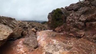 Dağlık çamurlu dere. yağmur suyu, koşullar, toprak, çamur,