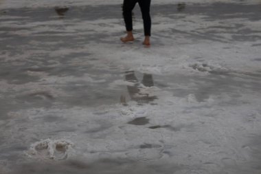 Yalın ayak yürümek. Yukarıdan Salt Lake manzarası. Turistik cazibe