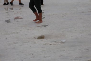 Yalın ayak yürümek. Yukarıdan Salt Lake manzarası. Turistik cazibe