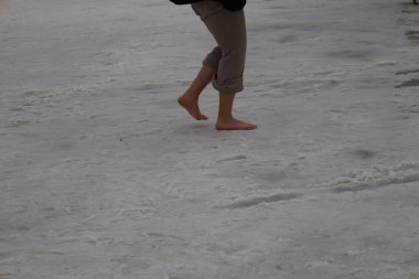 Yalın ayak yürümek. Yukarıdan Salt Lake manzarası. Turistik cazibe