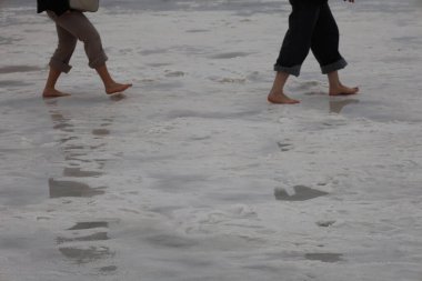 Yalın ayak yürümek. Yukarıdan Salt Lake manzarası. Turistik cazibe