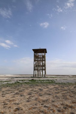 Yukarıdan Salt Lake manzarası. Turist eğlencesi. Tahta gözlem kulesi.