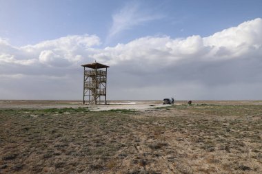 Yukarıdan Salt Lake manzarası. Turist eğlencesi. Tahta gözlem kulesi.