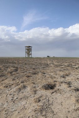 Yukarıdan Salt Lake manzarası. Turist eğlencesi. Tahta gözlem kulesi.