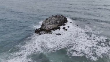 Denizde küçük kayalık bir ada. Yüksek kalite 4k görüntü
