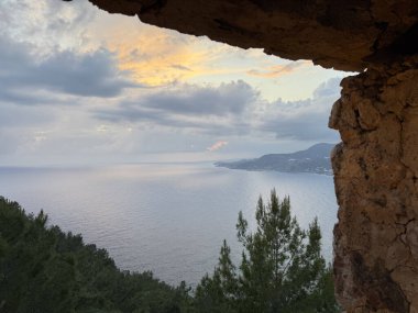 Okyanus manzaralı. Taş bir kalenin duvarları arasından manzara. Yüksek kalite fotoğraf