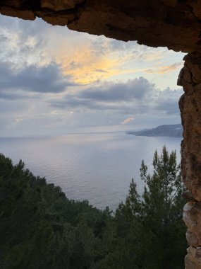 Okyanus manzaralı. Taş bir kalenin duvarları arasından manzara. Yüksek kalite fotoğraf