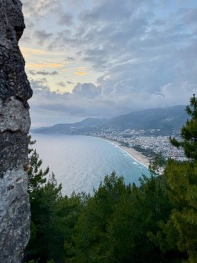 Okyanus kayalığı manzaralı. Taş duvar çatlağı. Yüksek kalite fotoğraf