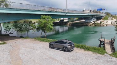 Araba köprü altında. Nehir ağaçları köprüsü. Yüksek kalite 4k görüntü