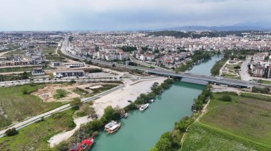 Nehir tekneleri köprüsü. Nehir ağaçları köprüsü. Yüksek kalite 4k görüntü