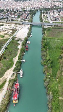 Nehir tekneleri köprüsü. Nehir ağaçları köprüsü. Yüksek kalite 4k görüntü