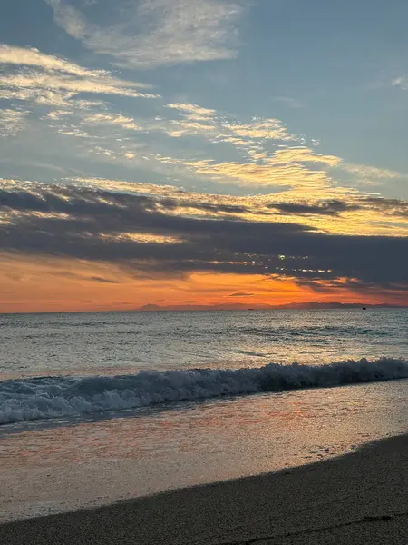Günbatımı okyanus plajı. Yüksek kalite fotoğraf